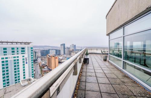 Cardiff City Centre Apartment | Luxurious PENTHOUSE SUITE with Panoramic Views & FREE Parking in Cardiff City Centre