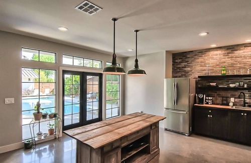Sunset Villa | Luxurious poolside guesthouse + hot tub by river trail