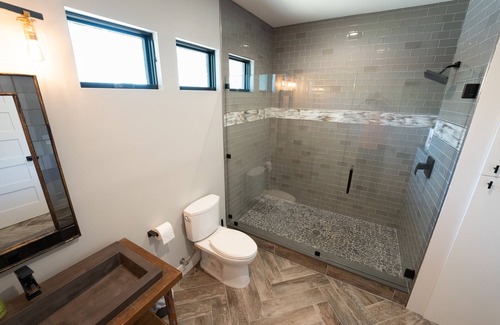 Sunset Villa | Luxurious poolside guesthouse + hot tub by river trail