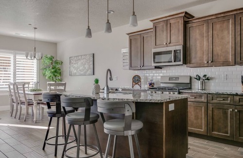 Hurricane Condo | LUXURIOUS POOLSIDE VILLA *Sparkling Clean, Speedy Wireless, Resort Pool, ZION.