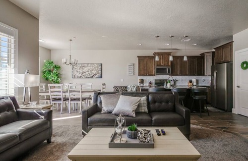Hurricane Condo | LUXURIOUS POOLSIDE VILLA *Sparkling Clean, Speedy Wireless, Resort Pool, ZION.