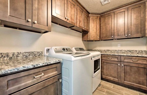 Hurricane Condo | LUXURIOUS POOLSIDE VILLA *Sparkling Clean, Speedy Wireless, Resort Pool, ZION.