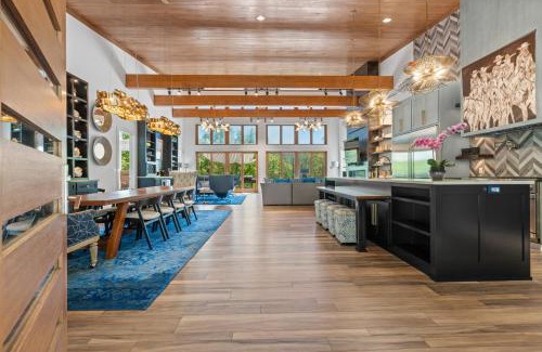 Mid America House | Luxurious Retreat! Private Creek View, Hot-tub, Pool
