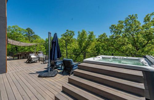 Mid America House | Luxurious Retreat! Private Creek View, Hot-tub, Pool