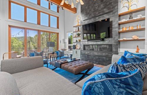 Mid America House | Luxurious Retreat! Private Creek View, Hot-tub, Pool