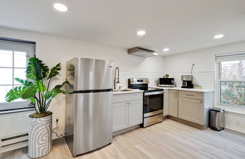 Kensington Apartment | Luxurious romantic suite w/King Bed, Center City, Fitshtown, Couples, Free WIFI