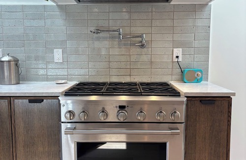 South Tabor House | Luxurious Scandinavian Modern Home Near Mt. Tabor - Book for 30+ Nights