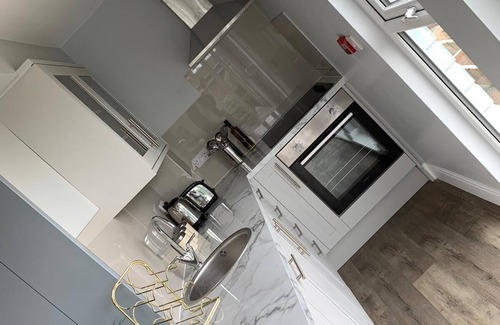 Gorleston-on-Sea House | Luxurious Sea-view Retreat - Cliff Cottage