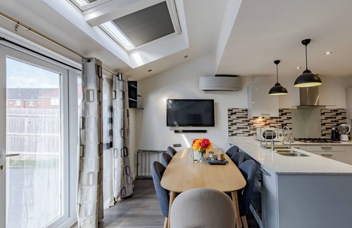 Wednesbury House | Luxurious Spacious 2 Bed House with beautiful garden by Birmingham