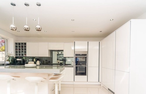 Longlands House | Luxurious Spacious House Close To London