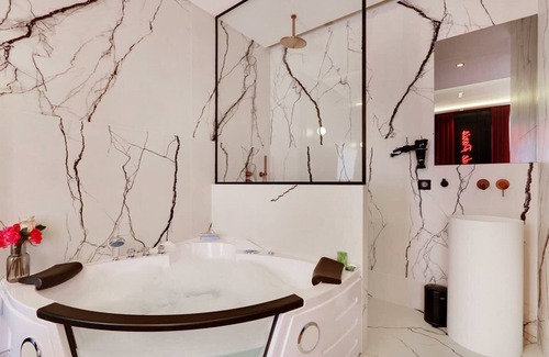 Paris City Center Apartment | Luxurious Suite With AC Le Marais Beaubourg