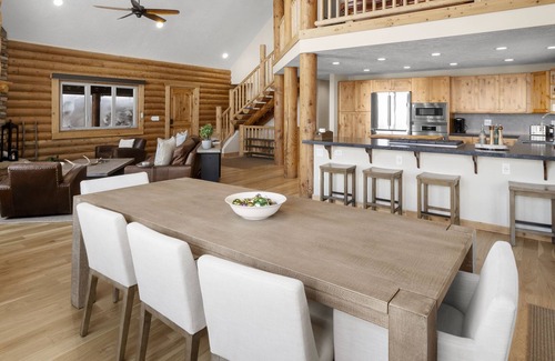 Summit Park Cabin | Luxurious Summit Vista / Hot Tub / Pool Table / 4 BR / 12 Guests / Gorgeous View