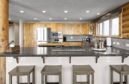 Summit Park Cabin | Luxurious Summit Vista / Hot Tub / Pool Table / 4 BR / 12 Guests / Gorgeous View