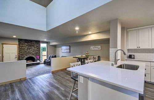 Edgewood House | Luxurious Tacoma Retreat w/Quartz Countertops!