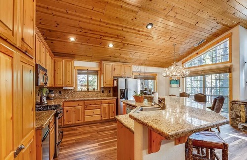Truckee Cabin | Luxurious Tahoe Donner Cabin/Pool Table/Resort Amenities/Hot Tub seats 7