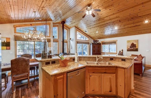 Truckee Cabin | Luxurious Tahoe Donner Cabin/Pool Table/Resort Amenities/Hot Tub seats 7