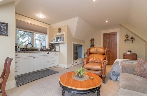 Victoria House | Luxurious Treetop Suite on the outskirts of the city