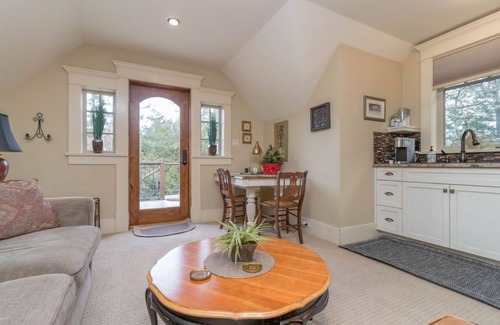 Victoria House | Luxurious Treetop Suite on the outskirts of the city