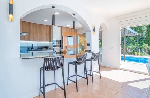 El Mas Isaac Villa | Luxurious Villa for 10 people with Stunning Views, private pool and BBQ