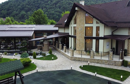 Bran Ski Chalet | Luxurious Villa Near Dracula's Castle with Indoor Pool, Theater, and More