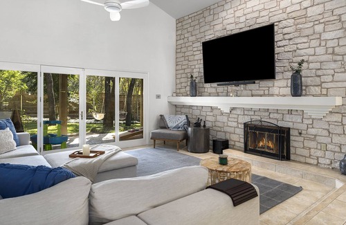 Northwest Hills Northwest Oaks House | Luxurious Villa w/ King Bed+ Hot tub+ Pool!