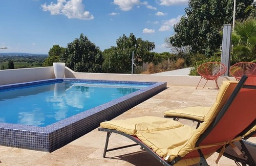 Portiragnes Villa | Luxurious villa with infinity pool, jacuzzi and beach on the horizon.