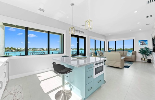 Marathon House | Luxurious Waterfront Getaway in Marathon