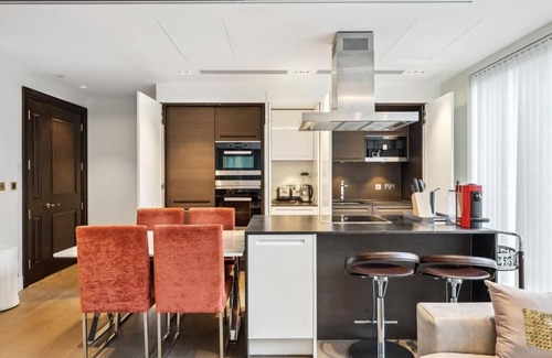 West Kensington Apartment | Luxurious West Kensington Flat with City Views