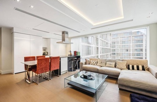 West Kensington Apartment | Luxurious West Kensington Flat with City Views