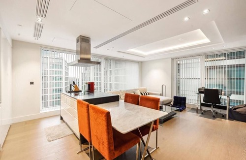 West Kensington Apartment | Luxurious West Kensington Flat with City Views