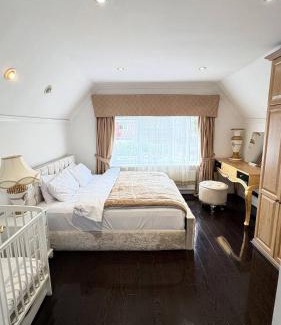 London Borough of Ealing House | Luxurious West London Retreat With Hot Tubs Easy Access to Central London