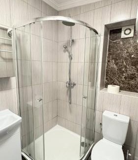 London Borough of Ealing House | Luxurious West London Retreat With Hot Tubs Easy Access to Central London
