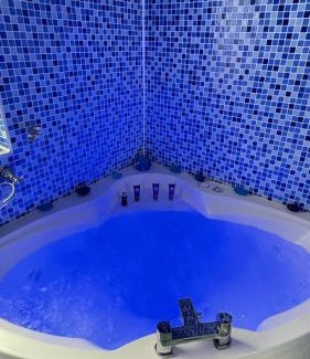 London Borough of Ealing House | Luxurious West London Retreat With Hot Tubs Easy Access to Central London