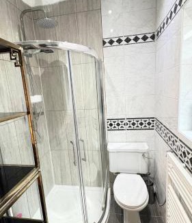 London Borough of Ealing House | Luxurious West London Retreat With Hot Tubs Easy Access to Central London