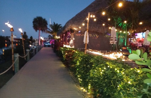 Edgewater Landings Boat Rental | Luxurious yacht with 2 bedrooms and WiFi, in beautiful Merritt Island