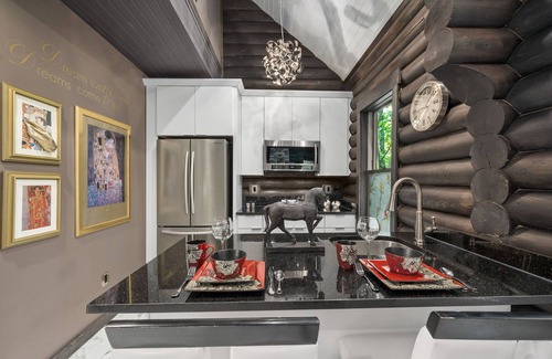 Logan Cabin | Luxurious Zen Gardens,Private Waterfall-Hot Tub-Fire Table-Kayaks-Bikes-King Bed