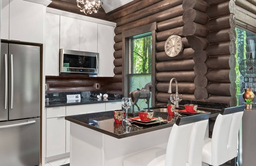 Logan Cabin | Luxurious Zen Gardens,Private Waterfall-Hot Tub-Fire Table-Kayaks-Bikes-King Bed