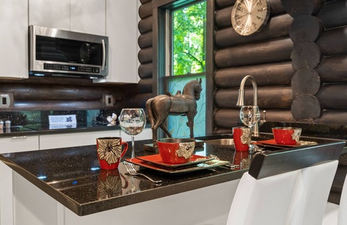 Logan Cabin | Luxurious Zen Gardens,Private Waterfall-Hot Tub-Fire Table-Kayaks-Bikes-King Bed