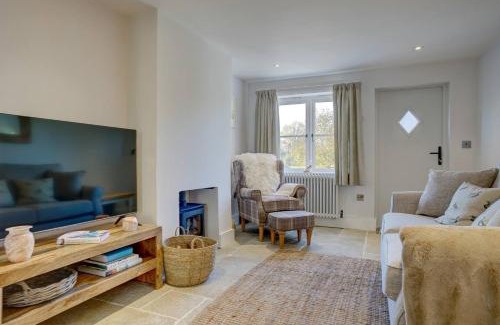 Great Massingham House | Luxury 1 bed cottage with hot tub and log burner