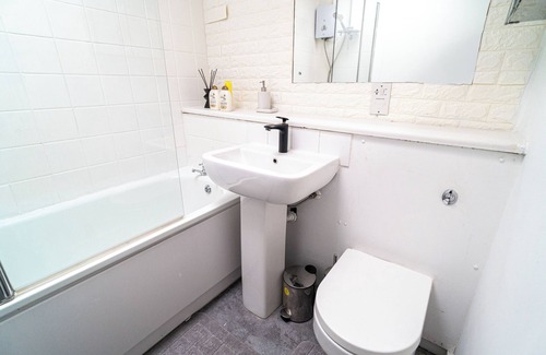 Hammersmith and Fulham Apartment | Luxury 1-bed|nNear to Hammersmith station+ Netflix