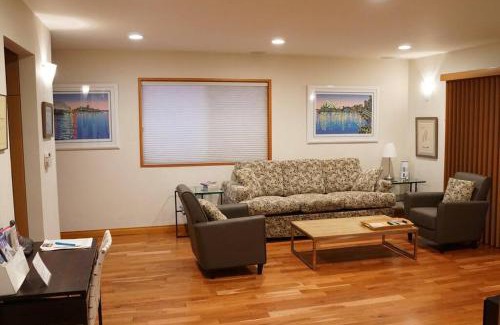 Marina Peninsula House | Luxury 1 Bedroom Unit-Walk to Beach -Baby Friendly