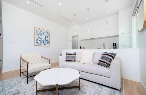 Seven Mile Beach Apartment | Luxury 1Bdr Waterfront Apt w/Pool, Hot Tub+ Gym
