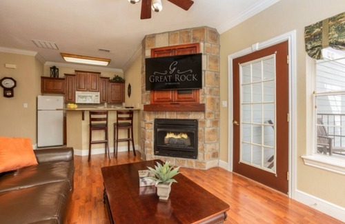 Branson Hotel | Luxury 1BR Condo in Great Rock Resort