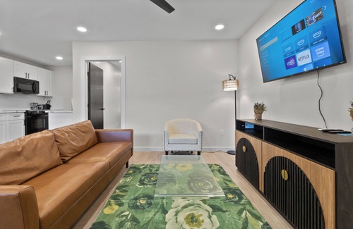 Neartown Apartment | Luxury 1BR Suite in the Heart of Montrose - Minutes from Med Ctr and Downtown