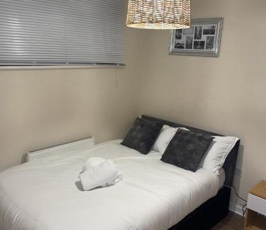 Slough Apartment | Luxury 2 Bed Apartment – Near Heathrow, Legoland, Windsor Slough
