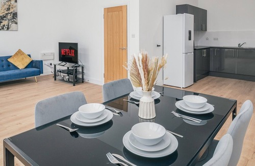 Luton Apartment | Luxury 2 Bed Apartment - Town Centre - Fast Wifi