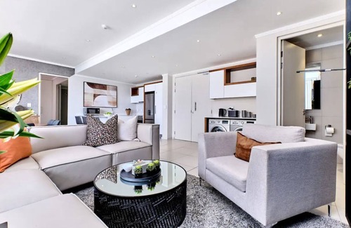 Greater Johannesburg Metropolitan Area Apartment | Luxury 2 bed en-suite on the 10th floor with views