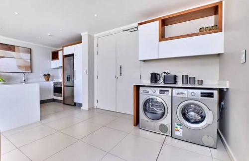 Greater Johannesburg Metropolitan Area Apartment | Luxury 2 bed en-suite on the 10th floor with views