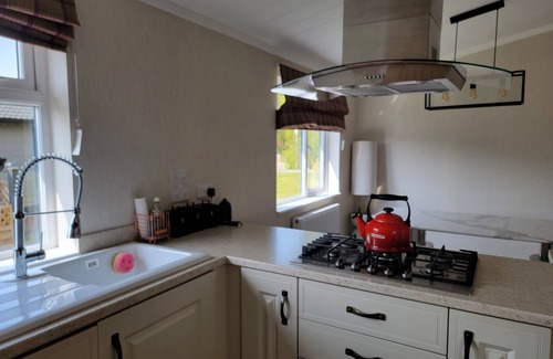 Arnold Cabin | Luxury 2-Bed Lodge in Routh, Sleeps 4 with Hot Tub
