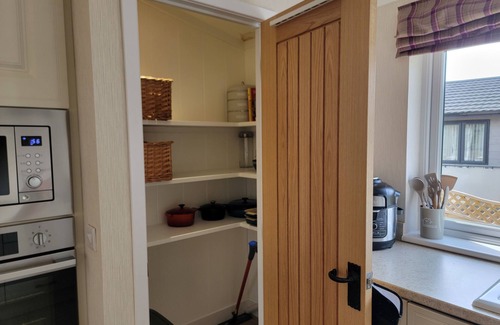Arnold Cabin | Luxury 2-Bed Lodge in Routh, Sleeps 4 with Hot Tub